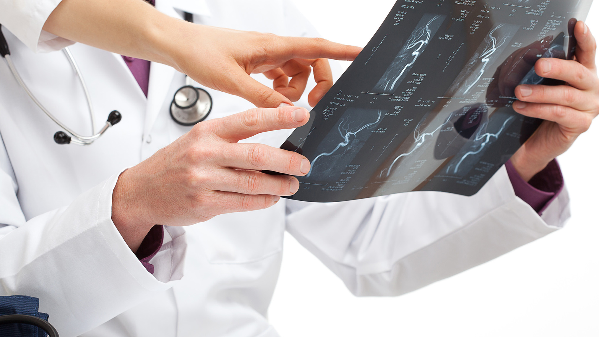 Ärzte betrachten ein Röntgenbild
