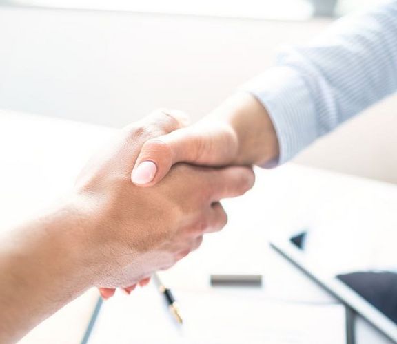 Vertriebspartner Geschäftspartner geben sich die Hände