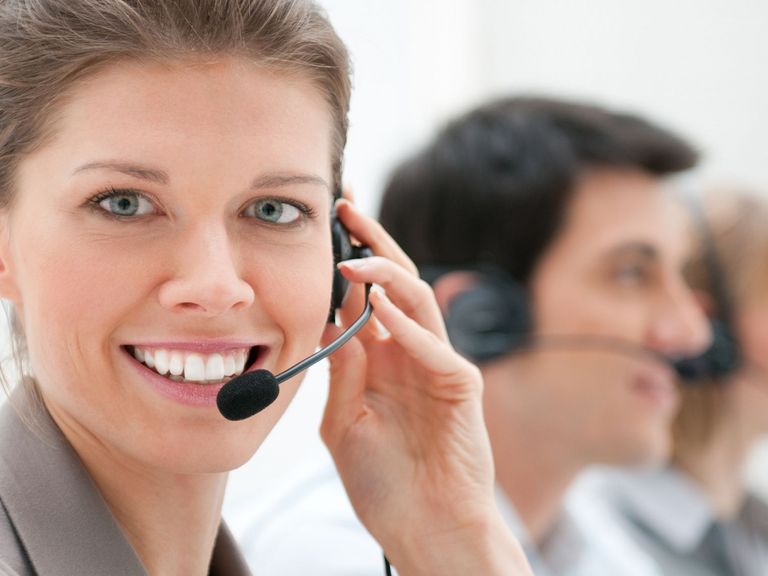 Mitarbeiterin spricht in ihr Headset-Mikrofon