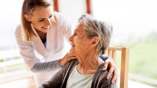 Verhinderungspflege Pflegerin betreut fröhlich eine Pflegebedürftige