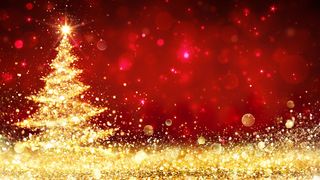 Goldener Weihnachtsbaum vor rotem Hintergrund