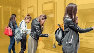 Vier Mädchen stehen vor je einem Geldautomaten	