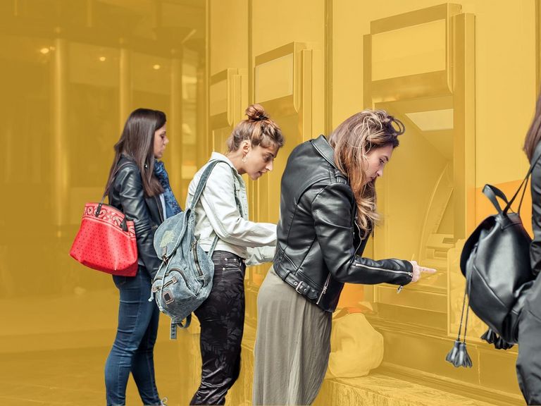 Vier Mädchen stehen vor je einem Geldautomaten	