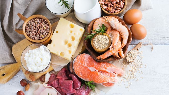 Tisch mit proteinreichen Lebensmitteln