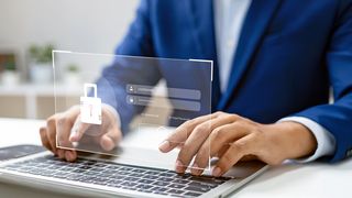 Männerhände tippen auf einer Tastatur