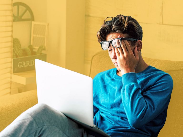 Jugendlicher auf der Couch mit Laptop und Schwindelgefühl