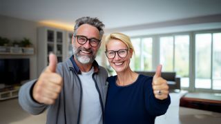 Pärchen lacht und beide zeigen jeweils einen Daumen hoch