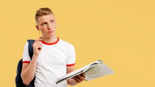 Azubi mit Mappe, Hefter und Bleistift in nachdenklicher Haltung