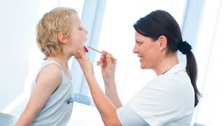 Kinderärztin untersucht ein Kind