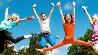Vier Kinder springen in die Luft