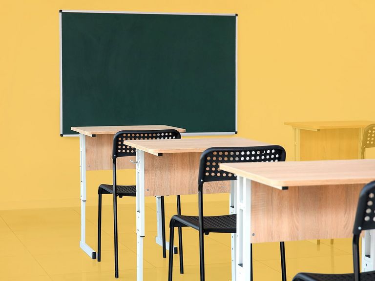 Klassenzimmer mit leeren Plätzen