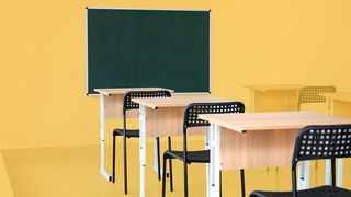 Klassenzimmer mit leeren Plätzen