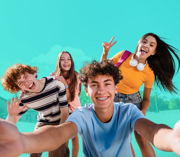 Azubipaket Vier Jugendliche lachen in die Selfiekamera