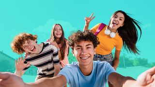 Azubipaket Vier Jugendliche lachen in die Selfiekamera