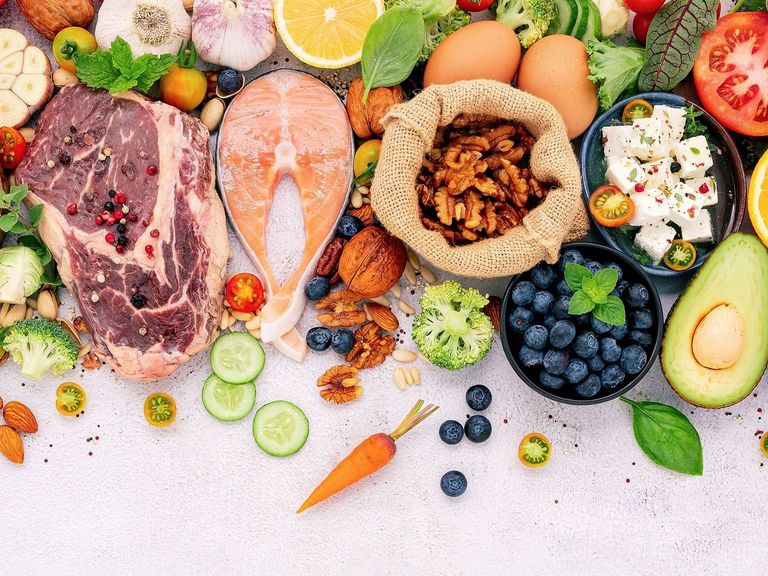 Allerlei Lebensmittel auf einem Tisch in der Draufsicht