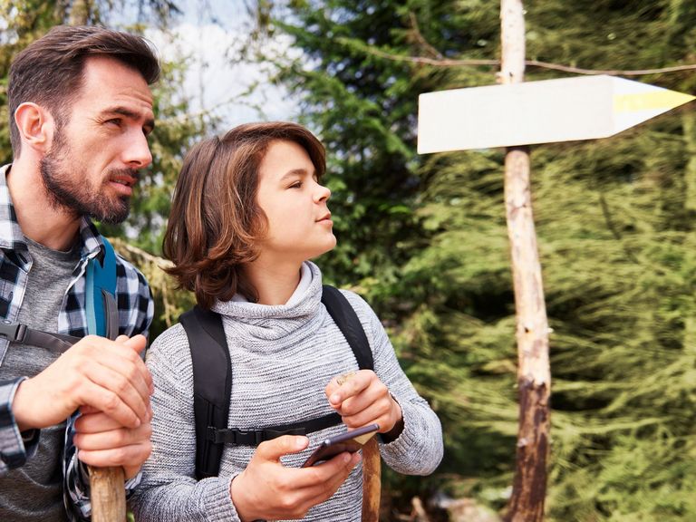 Vater und Sohn auf einer Outdoortour