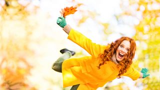 Lachende junge Frau im bunten Herbst