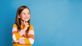 Gesund Aufwachsen Mädchen in nachdenklicher und frecher Pose