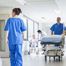 Krankenschwestern und -pfleger in einen Krankenhausflur