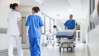 Krankenschwestern und -pfleger in einen Krankenhausflur