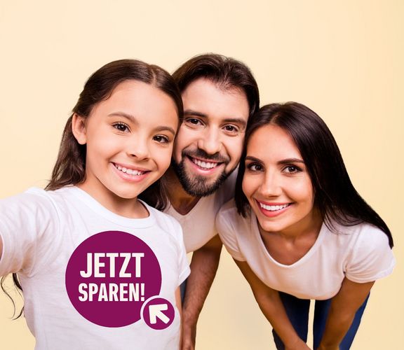 Eltern mit Tochter lachen in die Selfiekamera