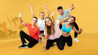 Sport & Bewegung Gruppe Jugendlicher im Sportstudio in Formation