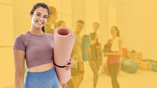 Bonusprogramm Junge Frau im Sportraum mit einer Yoga-Matte in der Hand