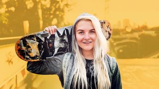 Skateboarding Junge blonde Frau mit Skateboard über der Schulter