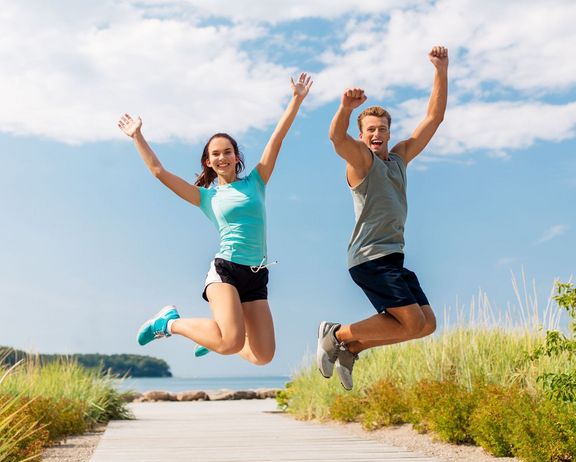 Bonusprogramm starter plus 2026 Zwei Jugendliche im Sportdress springen in die Luft