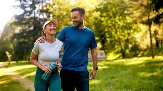 Sport & Resilienz Fröhliches Paar beim sportlichen Training im Park