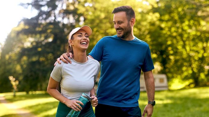 Sport & Resilienz Fröhliches Paar beim sportlichen Training im Park