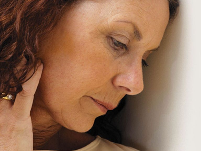Frau ist depressiv und schaut nach unten