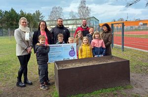 Foto: Scheckübergabe an die Gewinner des Hortes der Grundschule "Otto Reutter" in Gardelegen