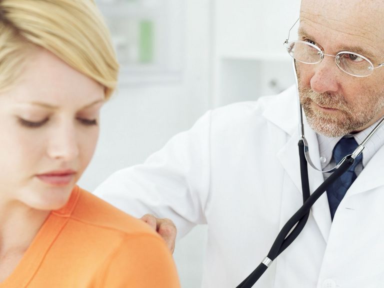 Arzt untersucht junge Frau