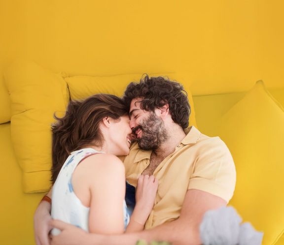 Mann und Frau eng aneinander gekuschelt im Bett