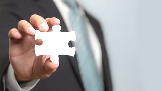 Daten & Fakten Mann hält ein Puzzleteil