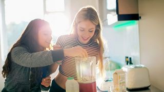 Nutri-Factory | Sek II Schülerinnen beim Befüllen eines Standmixers