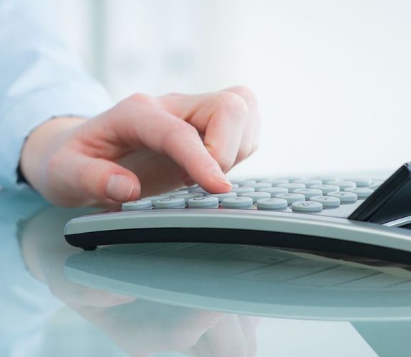 Jemand benutzt symbolisch einen Taschenrechner