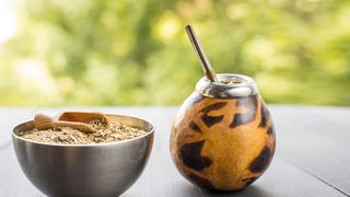 Mate-Tee in einer Kalebasse mit Bombilla