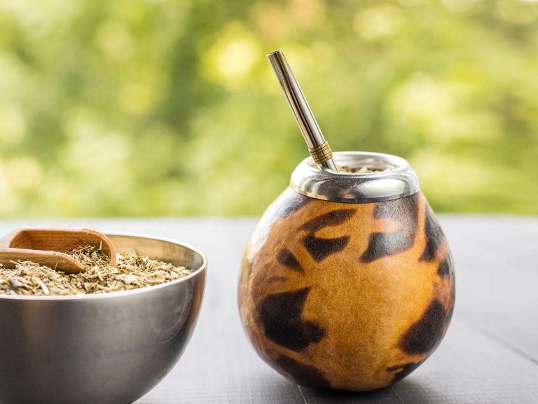 Mate-Tee in einer Kalebasse mit Bombilla