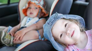 Zwei Kinder im Auto
