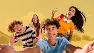 Willkommen Spleens-Teens Vier Jugendliche lachen in die Selfiekamera