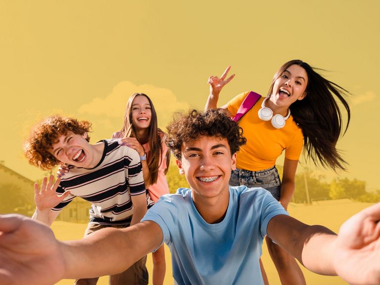 Vier Jugendliche lachen in die Selfiekamera