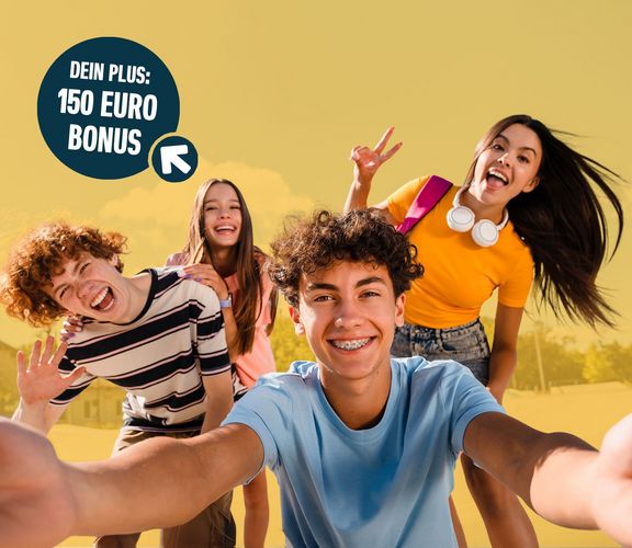 Vier Jugendliche lachen in die Selfiekamera