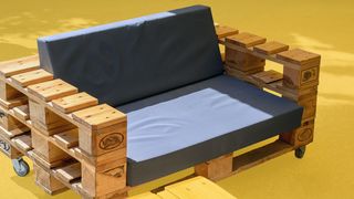 Upcycling Sitzmöbel aus Euro-Paletten mit Rädern