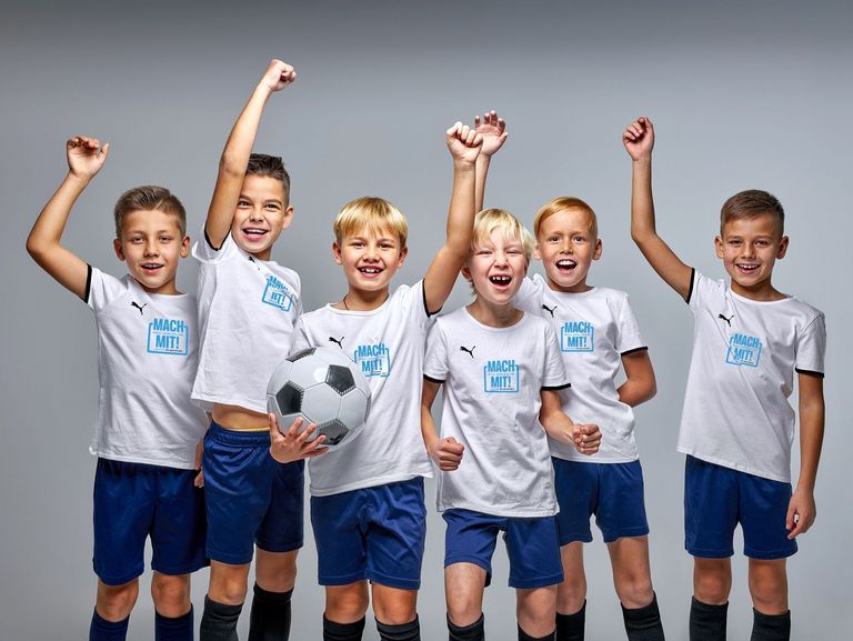 Fußballjungs in Jubel- und Siegerpose