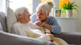 Tochter pflegt Ihre pflegebedürftige Mutter Zuhause
