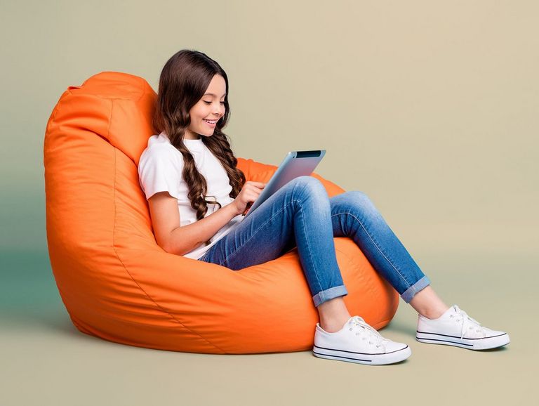 Jugendliche nutzt Tablet, um sich online für den Spleens-Newsletter anzumelden