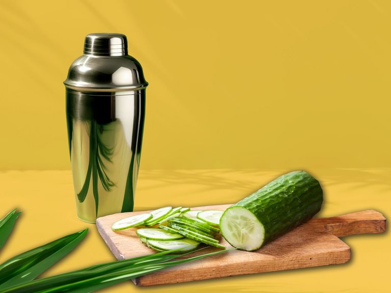 Geschnittene Gurke auf einem Brett und ein Shaker