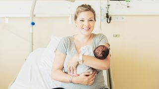 Mutter mit einem Neugeborenen auf dem Arm